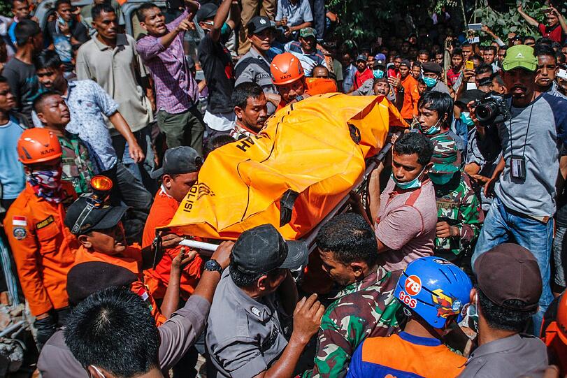 Mehr als 90 Tote nach schwerem Erdbeben in Indonesien
