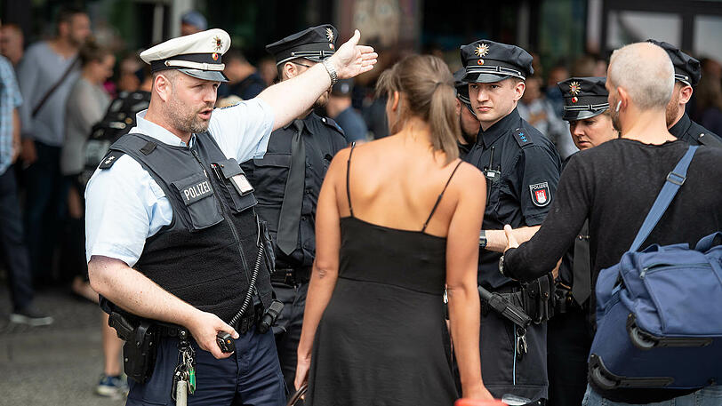 Ausnahmezustand am Flughafen: Genervte Reisende, dunkle Gänge, überfordertes Personal - die Bilder aus Hamburg.