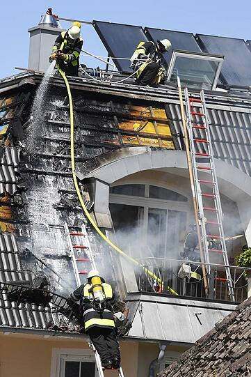 Der Dachstuhlbrand richtete einen erheblichen Schaden an, verletzt wurde zum Glück niemand.