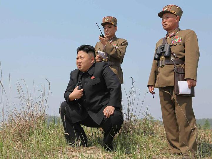 Nordkoreas Machthaber Kim Jong Un bei der Beobachtung eines Militärmanövers.