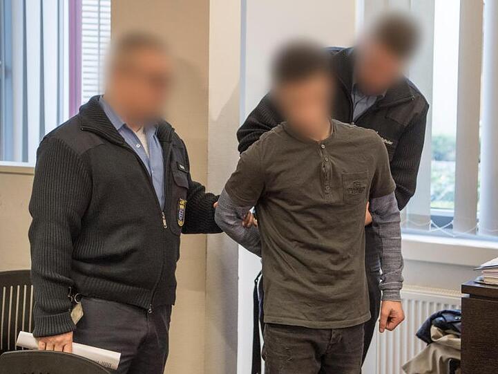 Der Angeklagte Ali B. wird in den Verhandlungssaal am Landgericht geführt.