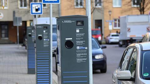 Die Stadt möge die Stadtwerke auffordern, von der drastischen Preissteigerung bei den Ladestrom-Tarifen für Elektroautos im öffentlichen Raum abzusehen, fordert die ÖDP. (Symbolbild)