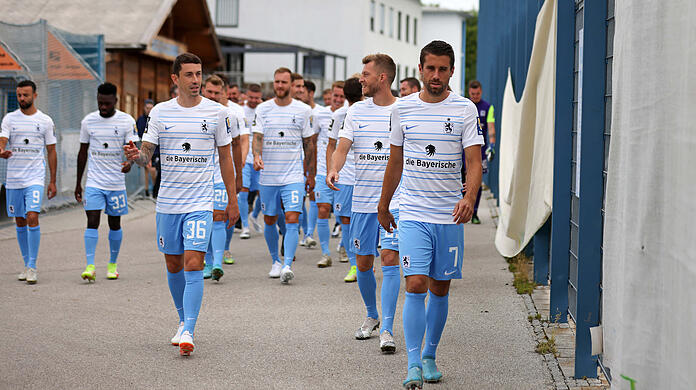Die Spieler des TSV 1860 München zeigen beim Mannschaftsfoto am Fanfest das neue Heimtrikot.