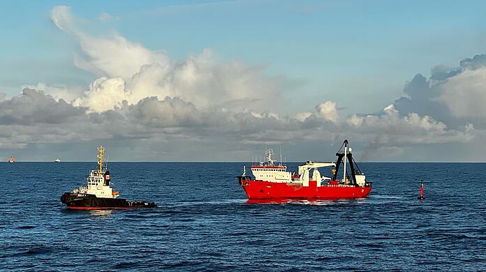 Der Schlepper "Wulf9" und das Taucherschiff "Vina" sind im Wrackgebiet der gesunkenen "Verity" südwestlich von Helgoland unterwegs.