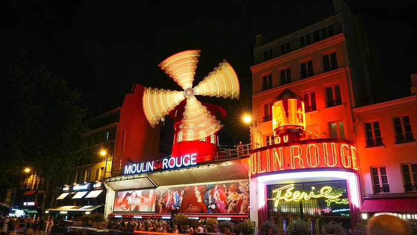 Ein neues Mühlrad für das Moulin Rouge - mehr als ein Jahr nach dem Absturz des alten Konstrukts drehen sich an dem Theater wieder die Flügel.