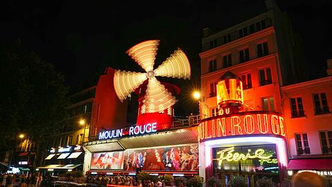 Ein neues Mühlrad für das Moulin Rouge - mehr als ein Jahr nach dem Absturz des alten Konstrukts drehen sich an dem Theater wieder die Flügel.