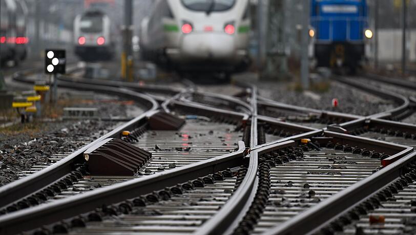 Die Deutsche Bahn will in einem Pilotprojekt erstmals "grünen" Stahl in Schienen verbauen. (Archivbild)