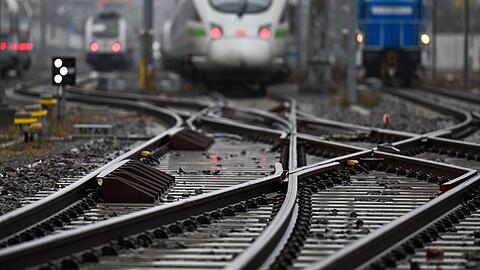 Die Deutsche Bahn will in einem Pilotprojekt erstmals "grünen" Stahl in Schienen verbauen. (Archivbild)