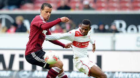 Timothy Chandler (links) sah die fünfte Gelbe Karte und fehlt am Samstag gegen Freiburg.