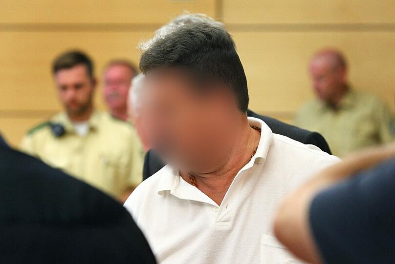 Fernfahrer Michael K. wird am Montag im Landgericht Würzburg in den Gerichtssaal geführt. Der sogenannte Autobahnschütze ist des versuchten Mordes angeklagt.