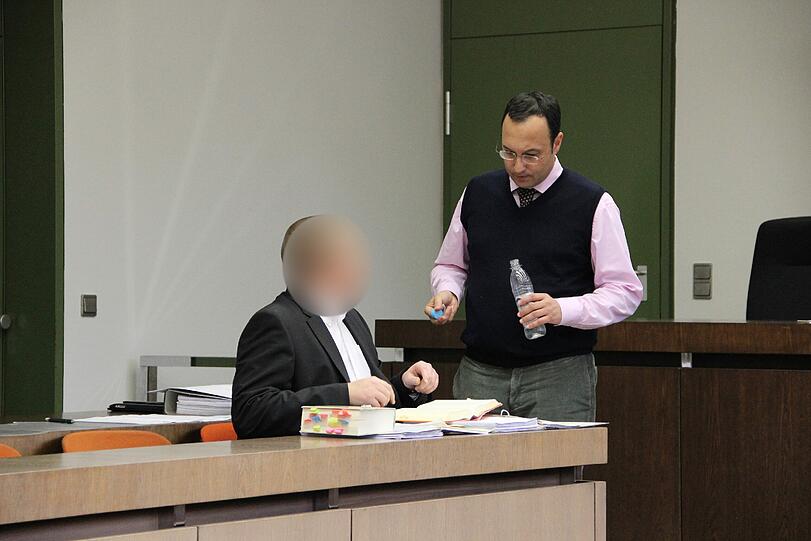 In einer Verhandlungspause: Der angeklagte Anwalt mit seinem Verteidiger Adam Ahmed.