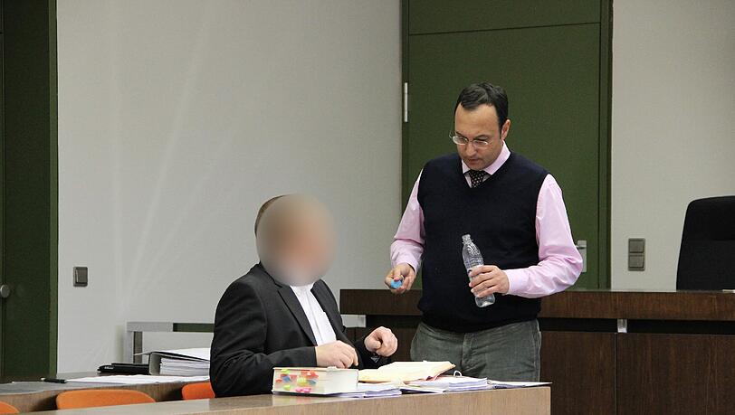 In einer Verhandlungspause: Der angeklagte Anwalt mit seinem Verteidiger Adam Ahmed. In einer Verhandlungspause: Der angeklagte Anwalt mit seinem Verteidiger Adam Ahmed.