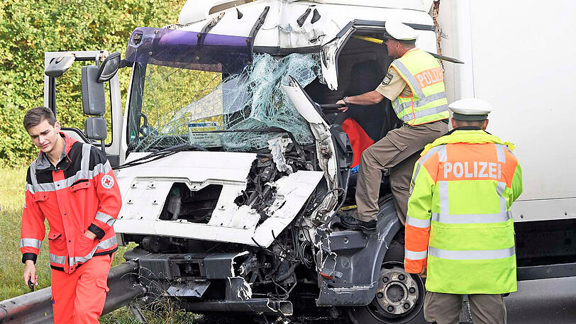 Der Lkw-Unfall legte die A8 mitten im Berufsverkehr lahm. Die Bilder.