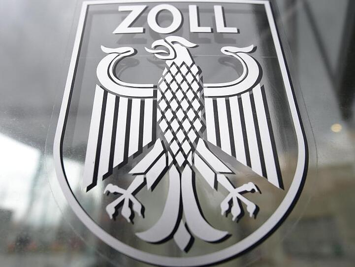 Das Logo des Zolls ist zu sehen. Foto: Patrick Seeger/Archivbild