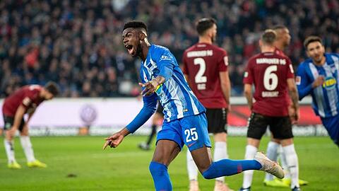 Berlins Jordan Torunarigha dreht nach seinem Tor zum 1:0 jubelnd ab.