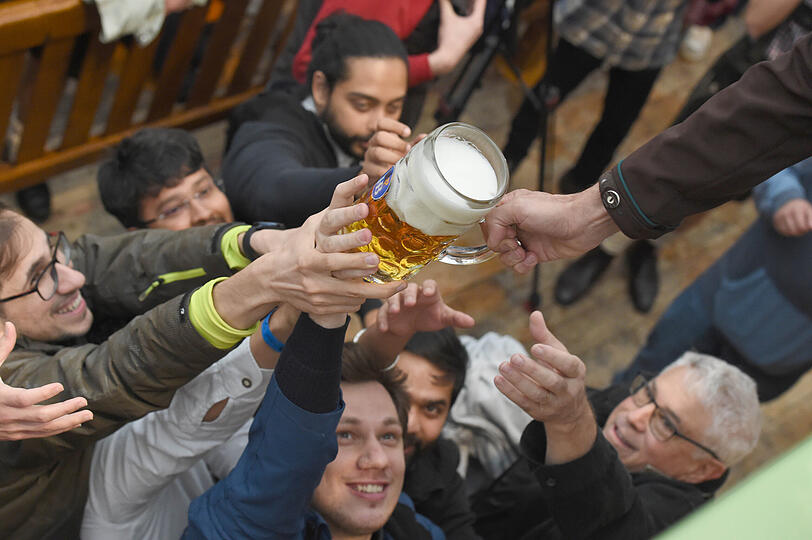 Da ist sie endlich, die heiß ersehnte erste Maß Oktoberfestbier seit drei Jahren.