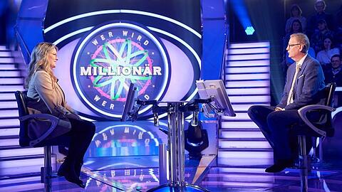 Moderator Günther Jauch mit Frances Schoppe-Müller bei "Wer wird Millionär?".