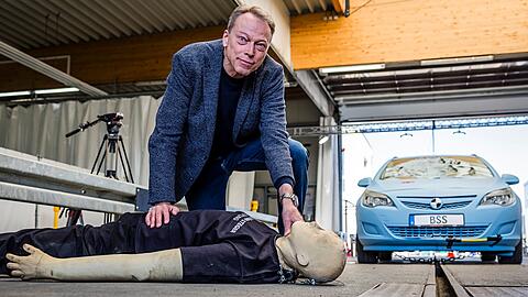 Nach dem Crashtest ist Unfallforscher Siegfried Brockmann sicher: Diesen Frontalzusammensto&szlig; mit einem Auto h&auml;tte ein Fu&szlig;g&auml;nger nicht &uuml;berlebt.