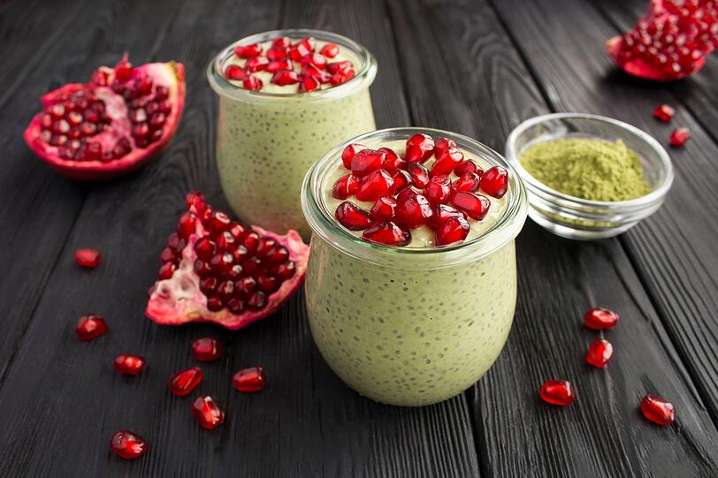 Vor dem Servieren l&auml;sst sich der Matcha-Chia-Pudding  mit frischen Himbeeren, Granatapfelkernen, Bananenscheiben, Kakao-Nibs oder ger&ouml;steten N&uuml;ssen verfeinern. Das passt gut als Fr&uuml;hst&uuml;ck oder Snack f&uuml;r neue Energie. Ein Tipp f&uuml;r noch mehr Cremigkeit: Die Milch leicht erw&auml;rmen und den Matcha darin zuerst aufl&ouml;sen, bevor die Chia-Samen dazukommen.