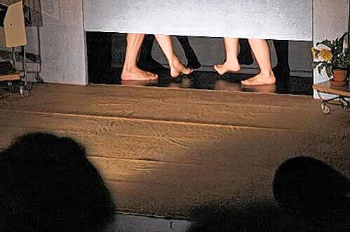 Schritt für Schritt und barfuß lernen in dem gleichnamigen Kindertheater-Stück die Menschen das Laufen.