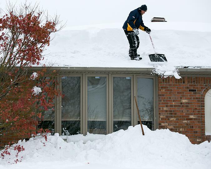 Nichts geht mehr im Bundesstaat New York: Mit ganzer Kraft kämpfen die Bewohner gegen die Schneemassen, die am Mittwoch fast den ganzen Staat unter sich begruben.