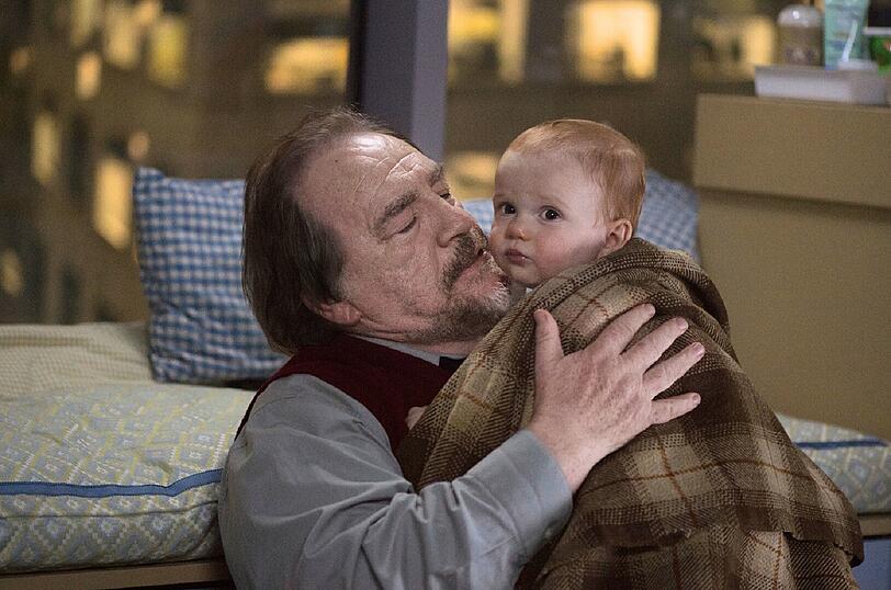 Rory (Brian Cox) schließt seinen Enkel in die Arme und ins Herz.