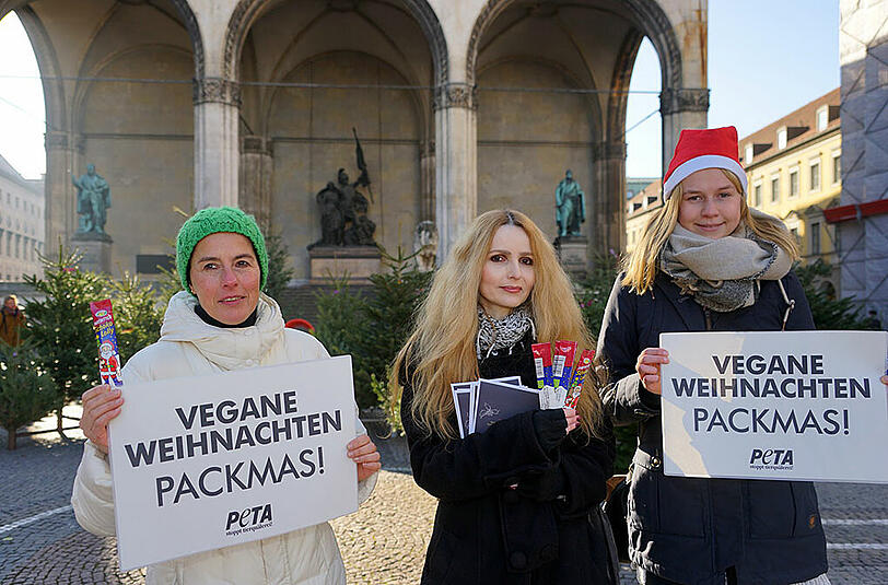 Peta demonstrierte in der Altstadt für "vegane Weihnachten".