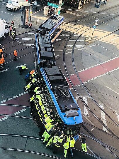 Die Einsatzkräfte mussten die Tram zurück in die Fahrspur schieben.