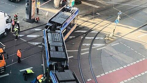 Die Einsatzkräfte mussten die Tram zurück in die Fahrspur schieben.