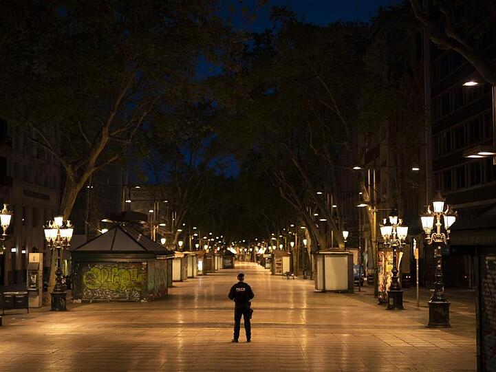 Ein katalanischer Polizist mitten auf der Straße La Rambla in Barcelona. In Spanien gilt eine landesweite Ausgangssperre.
