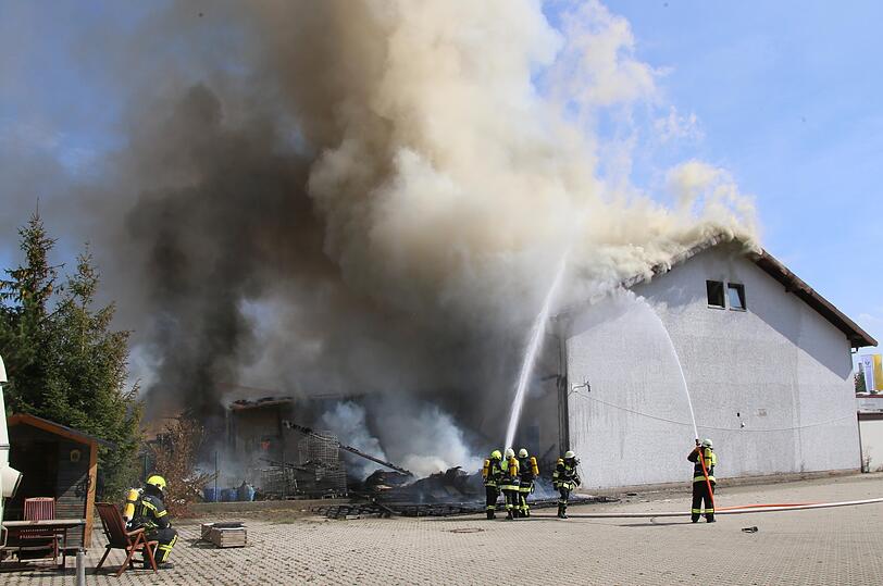 Als die Einsatzkräfte der Feuerwehr eintrafen, griffen die Flammen des brennenden Anbaus schon auf das Wohnhaus mit einem Farben- und Lackhandel über.
