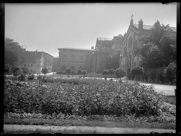 So sah der Marstallplatz 1924 mit dem Blick Richtung Süden aus. Daran soll sich die neue Gestaltung orientieren. So sah der Marstallplatz 1924 mit dem Blick Richtung Süden aus. Daran soll sich die neue Gestaltung orientieren.