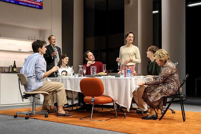 Der Upper-Class-Familientisch mit Vorbelasteten (von links): Volodymyr Melnykov, Michael Goldberg, Linda Bl&uuml;mchen, Florian von Manteuffel (&Ouml;dipus), Barbara Horvath (Iokaste), Dominikus Weileder, Rita Russek.