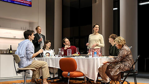 Der Upper-Class-Familientisch mit Vorbelasteten (von links): Volodymyr Melnykov, Michael Goldberg, Linda Bl&uuml;mchen, Florian von Manteuffel (&Ouml;dipus), Barbara Horvath (Iokaste), Dominikus Weileder, Rita Russek.