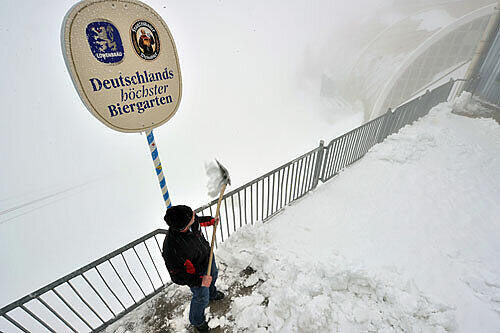 Zugspitze: Schneeschaufen im Juni