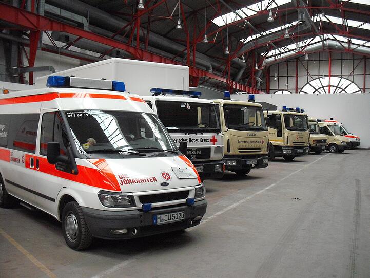 Jederzeit einsatzbereit: der Fuhrpark für den Katastrophenschutz in der Zeppelinhalle.
