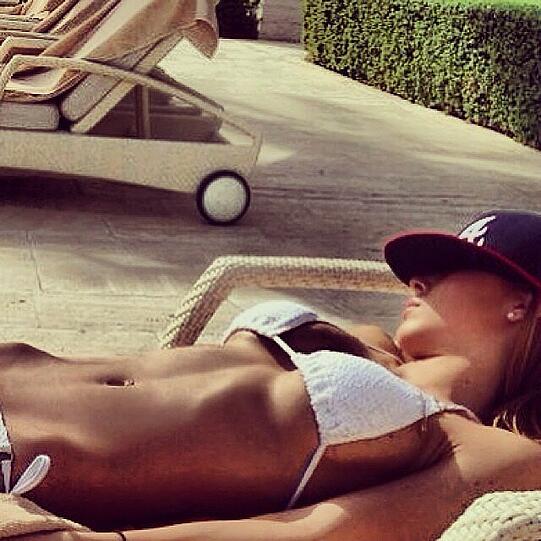 Ein absoluter Hingucker: Die Freundin von Mario Götze, Ann-Kathrin Brömmel , zeigt bei Instagram ihre Modelkurven.