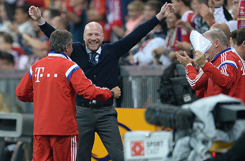Matthias Sammer freut sich über das 2:0 von Arjen Robben.