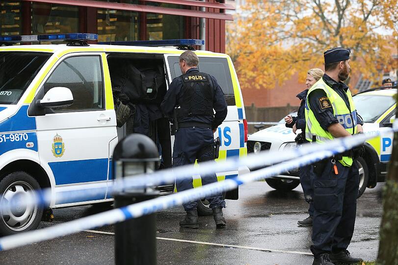 Bei einem Angriff an einer Schule in Westschweden soll ein Maskierter einen Menschen getötet und mehrere verletzt haben.
