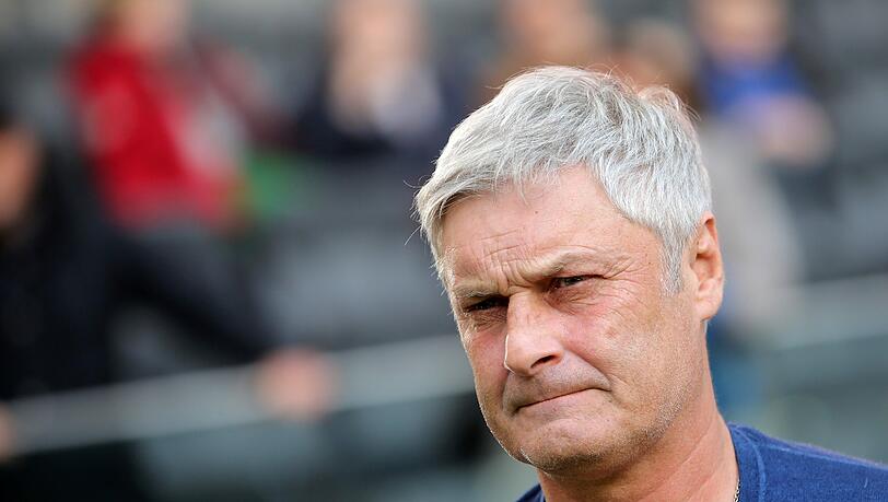 6. März 2016: Eintracht Frankfurt Armin Veh wird beurlaubt, seine Rückkehr an den Main dauerte nur 265 Tage. Co-Trainer Reiner Geyer übernimmt zunächst das Training, als Kandidaten für die Nachfolge gelten der frühere Kaiserslautern-Trainer Kosta Runjaic (44), Ex-Hoffenheim-Coach Markus Gisdol (46) und der ehemalige Eintracht-Profi Alexander Schur (44). 6. März 2016: Eintracht Frankfurt Armin Veh wird beurlaubt, seine Rückkehr an den Main dauerte nur 265 Tage. Co-Trainer Reiner Geyer übernimmt zunächst das Training, als Kandidaten für die Nachfolge gelten der frühere Kaiserslautern-Trainer Kosta Runjaic (44), Ex-Hoffenheim-Coach Markus Gisdol (46) und der ehemalige Eintracht-Profi Alexander Schur (44).