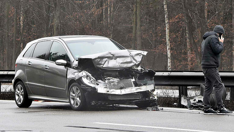 Unfall auf der A8 beim Holfoldinger Forst. Die Bilder.