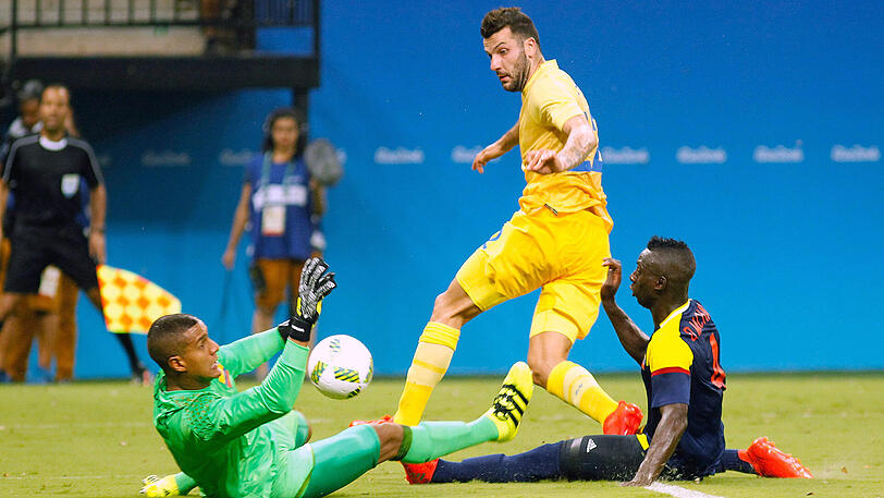 Der schwedische Angreifer Mikael Ishak (Mitte) während der Olympischen Spiele in Rio de Janeiro - hier gegen die Kolumbianer Cristian Bonilla (links) und Deiver Machado.