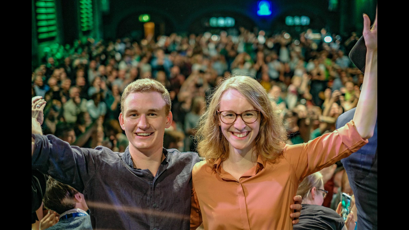 Florian Siekmann im Spitzenduo mit Eva Lettenbauer am Wahlabend in der Muffathalle.