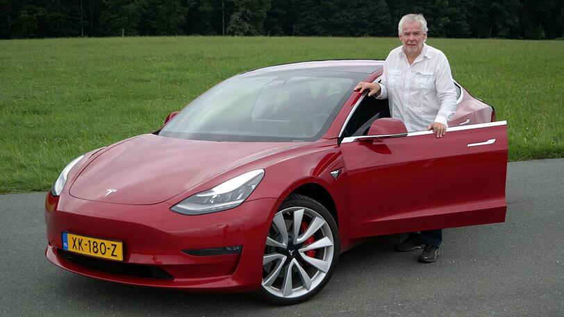 Spaß beim Testen: Autor Rudolf Huber mit dem Tesla Model 3 Performance.