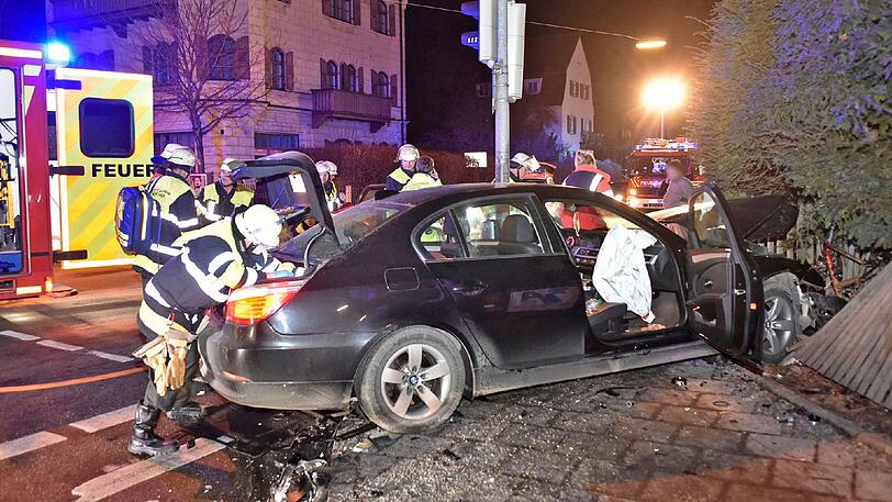Nach einer Kollision zwischen zwei Fahrzeugen erfasste ein BMW zwei Fahrradfahrer und drückte diese gegen einen Zaun. Sechs Menschen wurden verletzt.