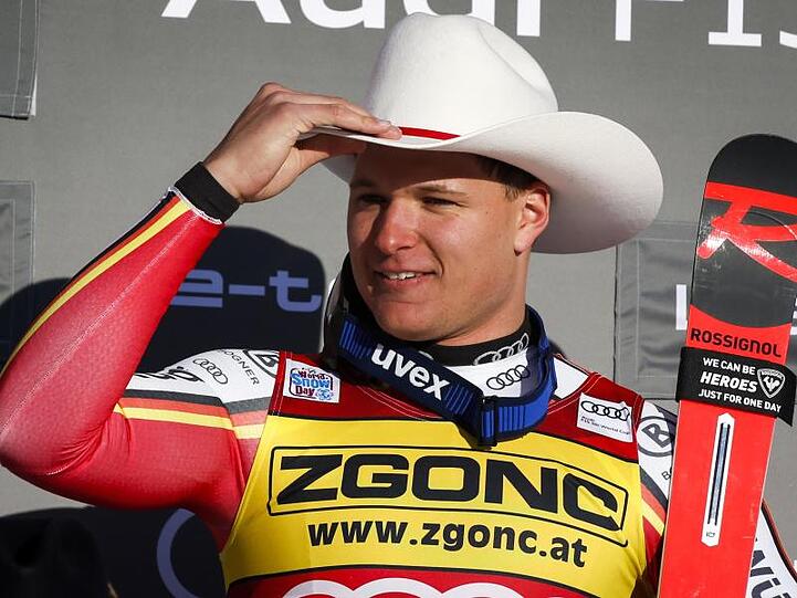 Thomas Dreßen bekam nach seinem Abfahrtssieg in Lake Louise auch einen Cowboyhut geschenkt.