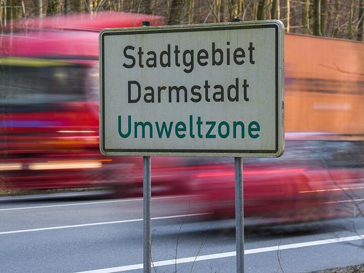 Ein Schild weist das Stadtgebiet als Umweltzone aus. Das Verwaltungsgericht in Darmstadt verhandelt über ein Fahrverbot für ältere Dieselfahrzeuge.