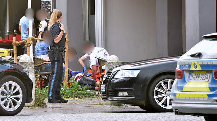 Der Rettungsdienst versorgt nach einer Messerattacke einen Verletzten.