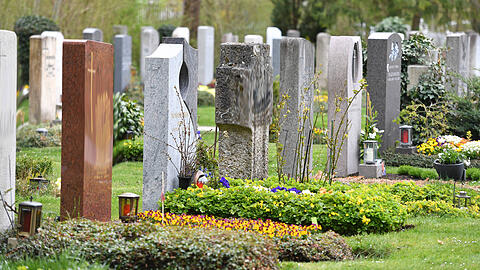 Gräber auf dem Neuen Südfriedhof. (Archivbild)