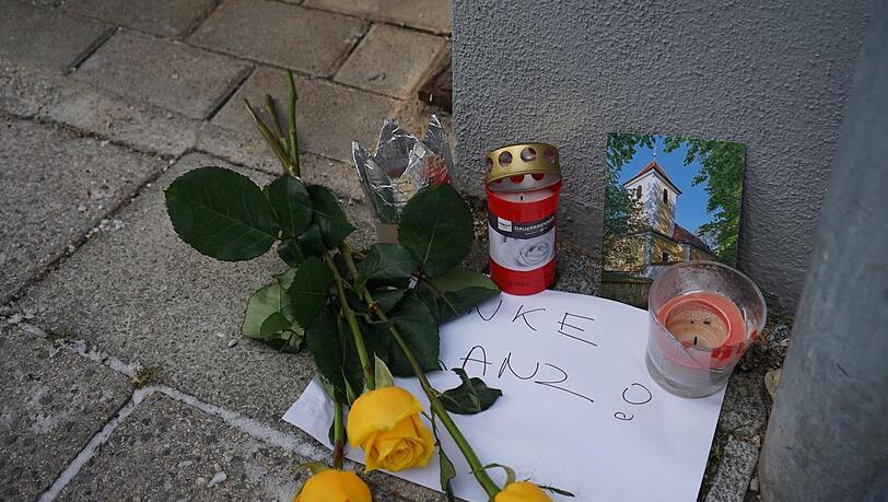 "Danke, Franz!" Fans gedachten gestern der Fußballlegende vor dem "Kaiserhaus" in der Zugspitzstraße in Giesing.